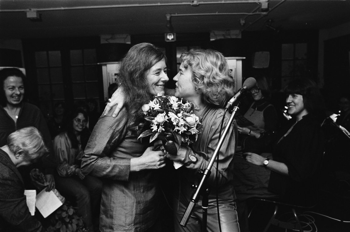 Joke Kool-Smit ontvangt Annie Romein-Verschoorprijs